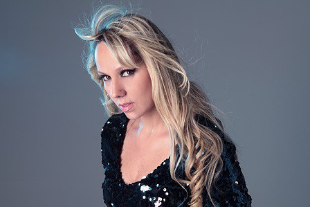 Linda e loura Shine é DJ, canta, encanta e dá um show